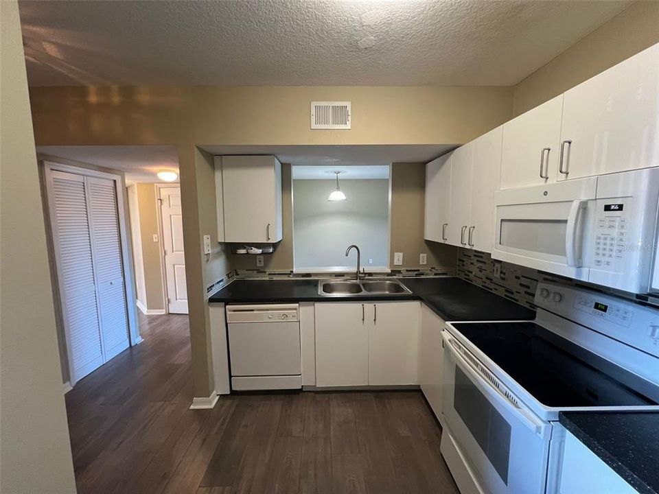 For Rent: $1,800 (3 beds, 2 baths, 1200 Square Feet)