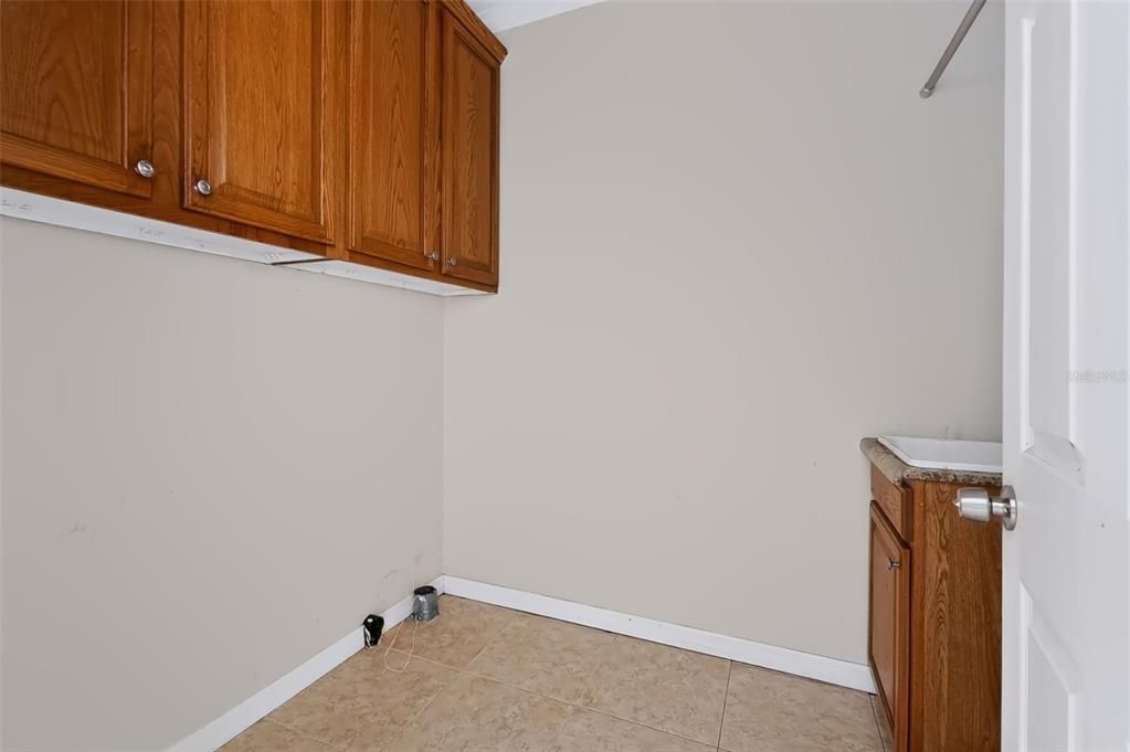 For Sale: $400,000 (4 beds, 2 baths, 2881 Square Feet)