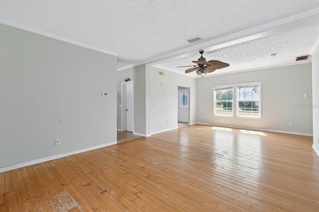 For Sale: $400,000 (4 beds, 2 baths, 2881 Square Feet)