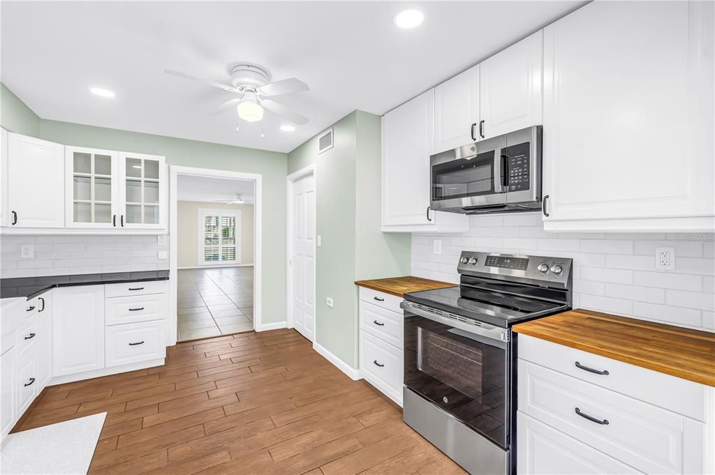 For Sale: $285,000 (2 beds, 2 baths, 1100 Square Feet)