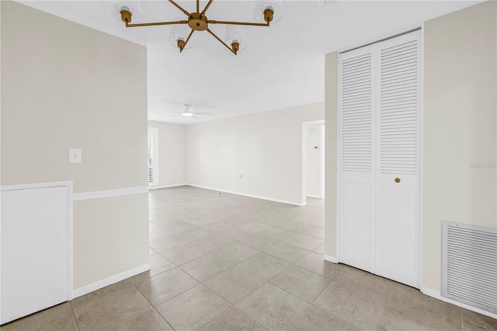 For Sale: $285,000 (2 beds, 2 baths, 1100 Square Feet)