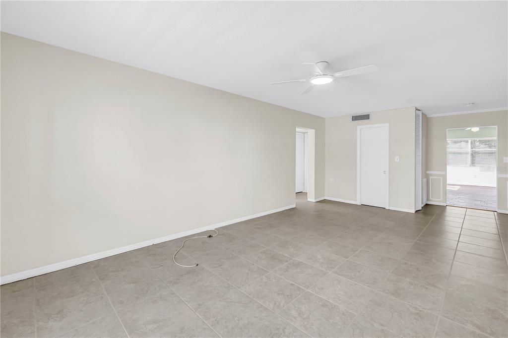 For Sale: $285,000 (2 beds, 2 baths, 1100 Square Feet)