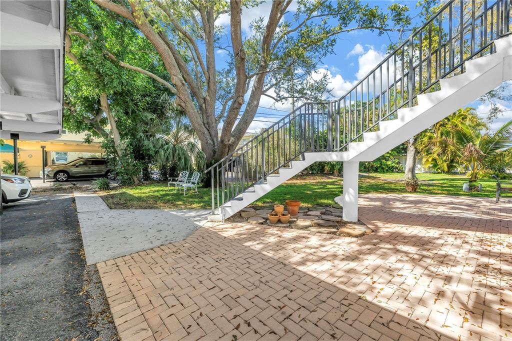 For Sale: $285,000 (2 beds, 2 baths, 1100 Square Feet)