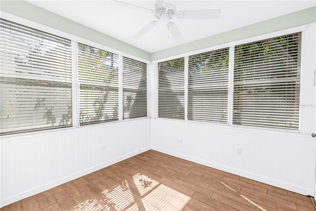 For Sale: $285,000 (2 beds, 2 baths, 1100 Square Feet)