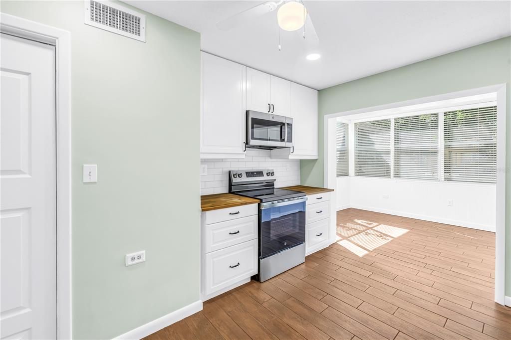 For Sale: $285,000 (2 beds, 2 baths, 1100 Square Feet)