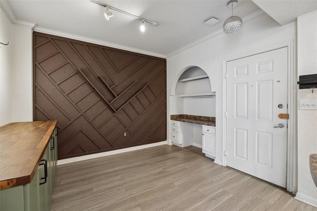 For Sale: $199,900 (2 beds, 2 baths, 1121 Square Feet)
