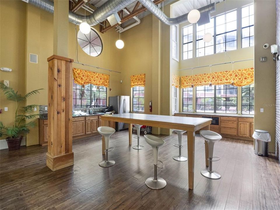 For Sale: $199,900 (2 beds, 2 baths, 1121 Square Feet)