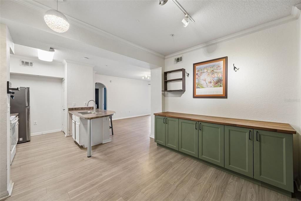 For Sale: $199,900 (2 beds, 2 baths, 1121 Square Feet)