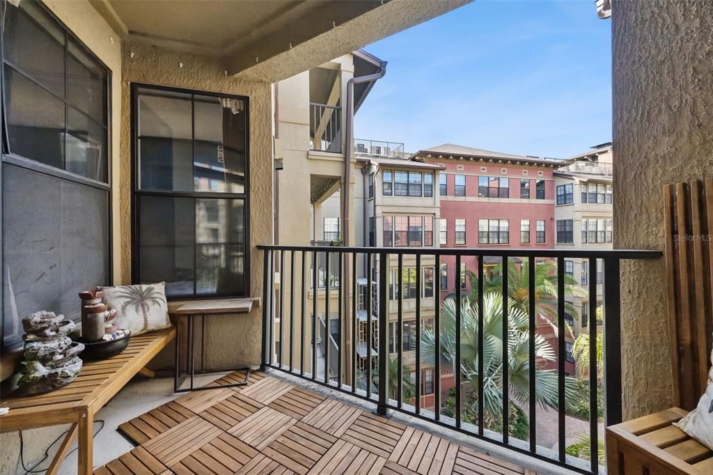 For Sale: $199,900 (2 beds, 2 baths, 1121 Square Feet)