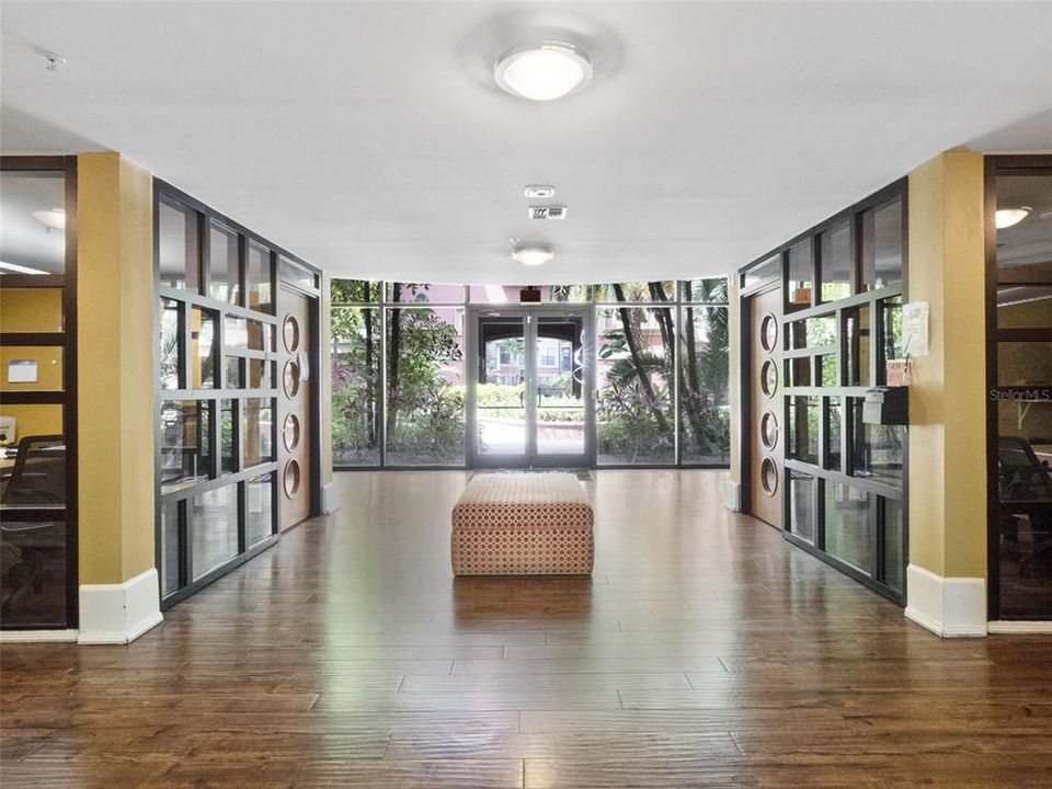 For Sale: $199,900 (2 beds, 2 baths, 1121 Square Feet)