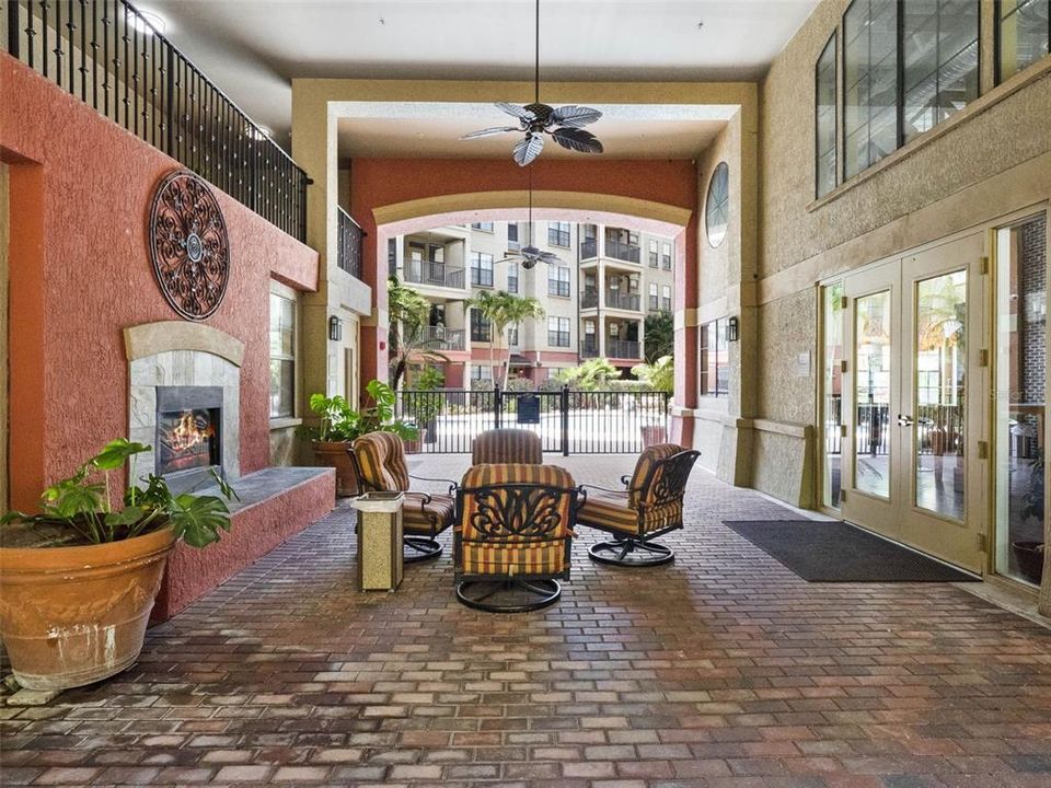 For Sale: $199,900 (2 beds, 2 baths, 1121 Square Feet)