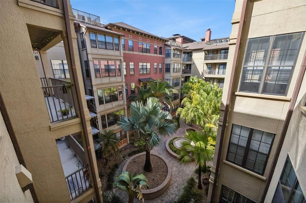 For Sale: $199,900 (2 beds, 2 baths, 1121 Square Feet)