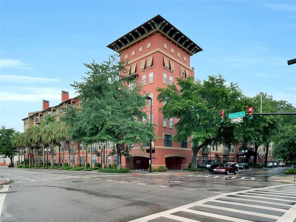 For Sale: $199,900 (2 beds, 2 baths, 1121 Square Feet)