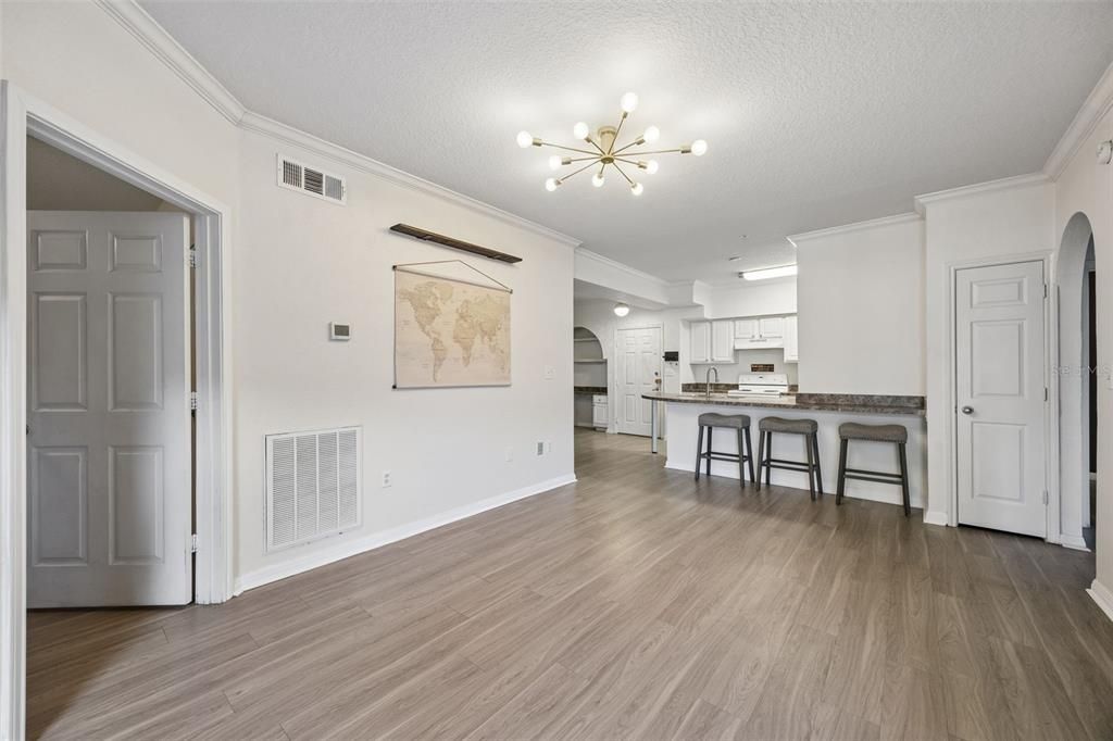 For Sale: $199,900 (2 beds, 2 baths, 1121 Square Feet)