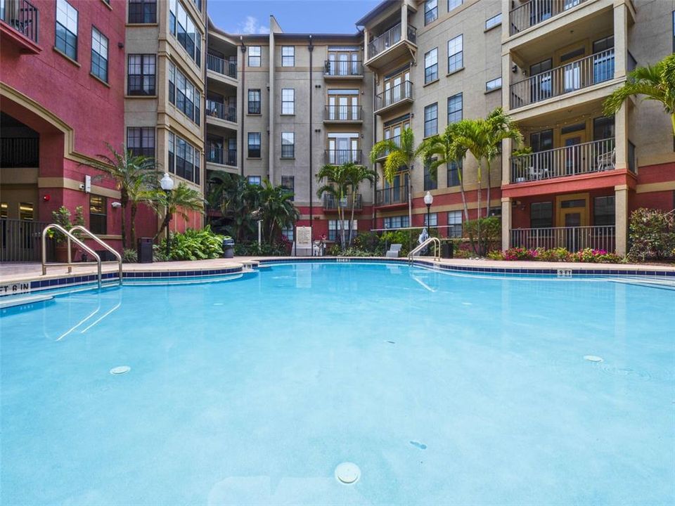 For Sale: $199,900 (2 beds, 2 baths, 1121 Square Feet)