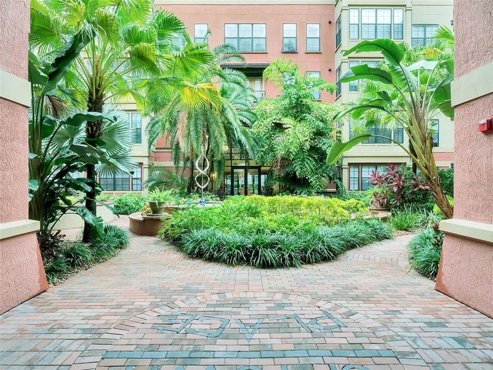 For Sale: $199,900 (2 beds, 2 baths, 1121 Square Feet)