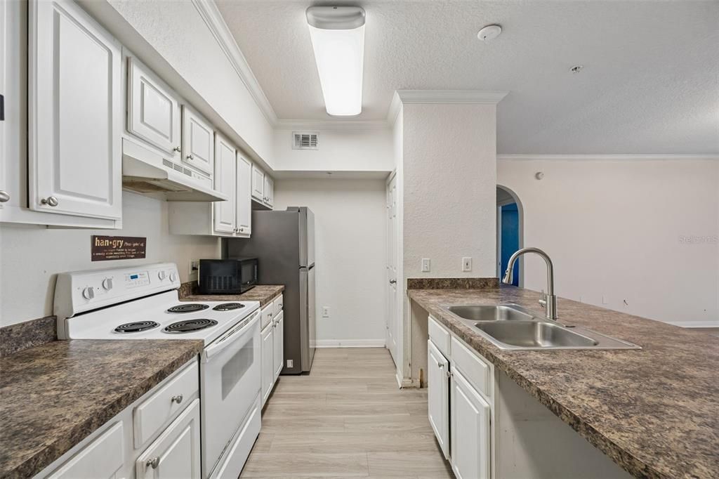 For Sale: $199,900 (2 beds, 2 baths, 1121 Square Feet)