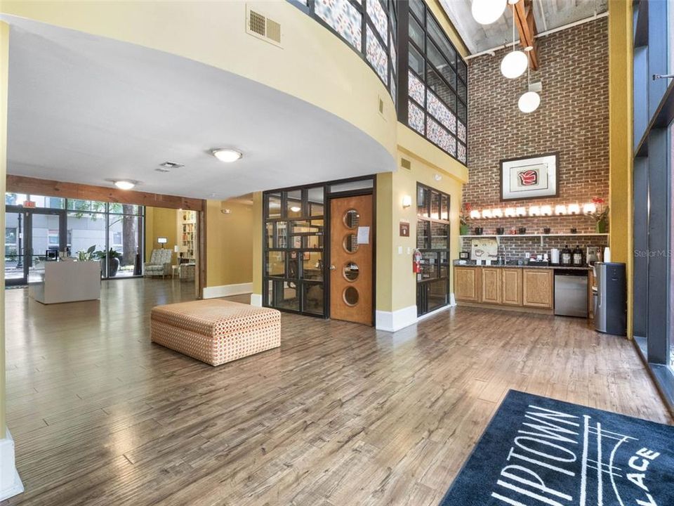 For Sale: $199,900 (2 beds, 2 baths, 1121 Square Feet)