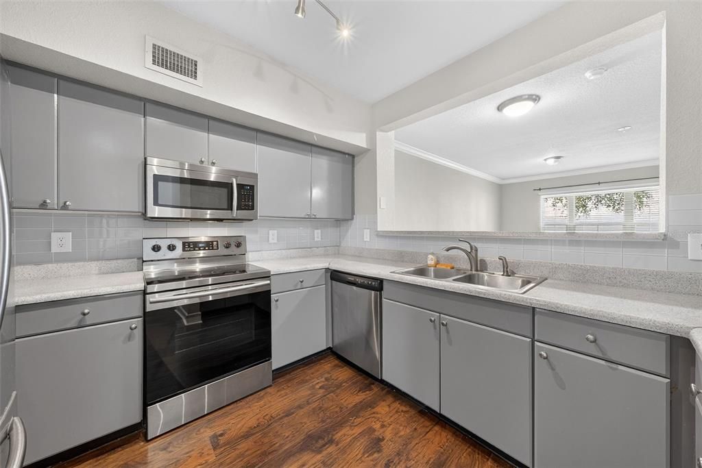 For Sale: $299,900 (2 beds, 2 baths, 1459 Square Feet)
