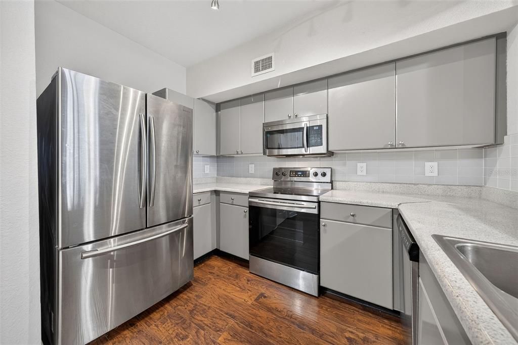 For Sale: $299,900 (2 beds, 2 baths, 1459 Square Feet)