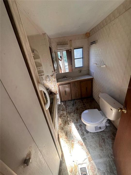 For Sale: $64,000 (3 beds, 1 baths, 997 Square Feet)