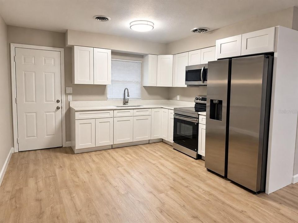 For Sale: $235,000 (4 beds, 2 baths, 1299 Square Feet)