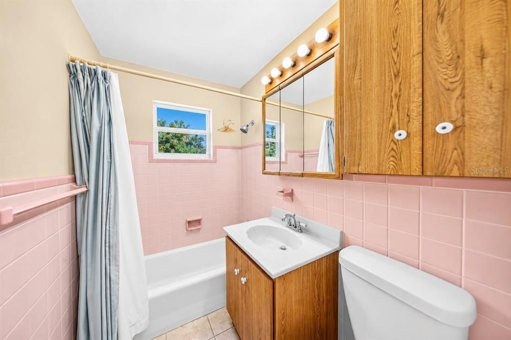 For Sale: $179,000 (2 beds, 1 baths, 784 Square Feet)
