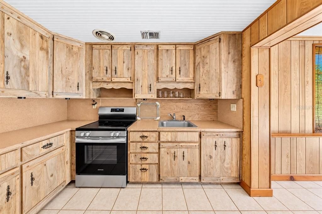 For Sale: $179,000 (2 beds, 1 baths, 784 Square Feet)