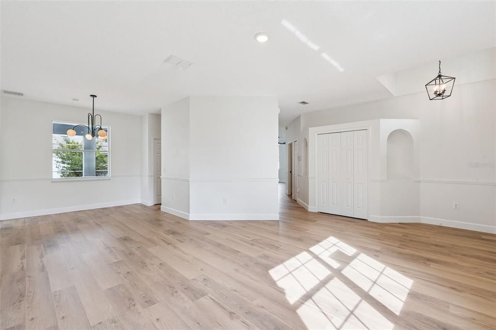 For Sale: $349,900 (3 beds, 2 baths, 1876 Square Feet)