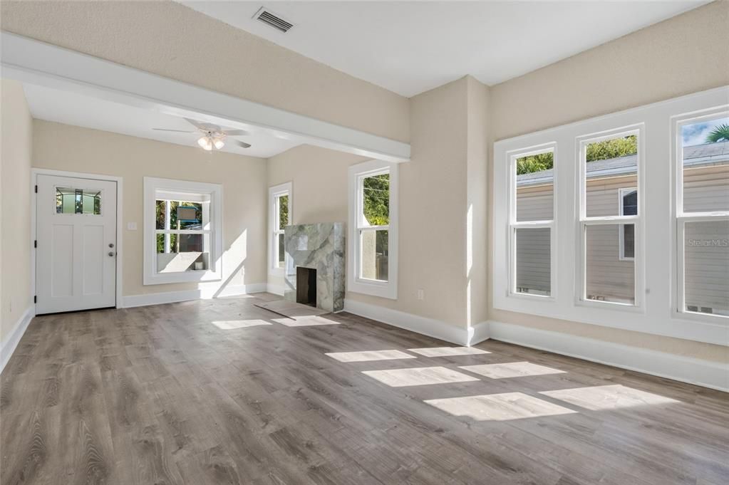 For Sale: $325,000 (3 beds, 1 baths, 880 Square Feet)
