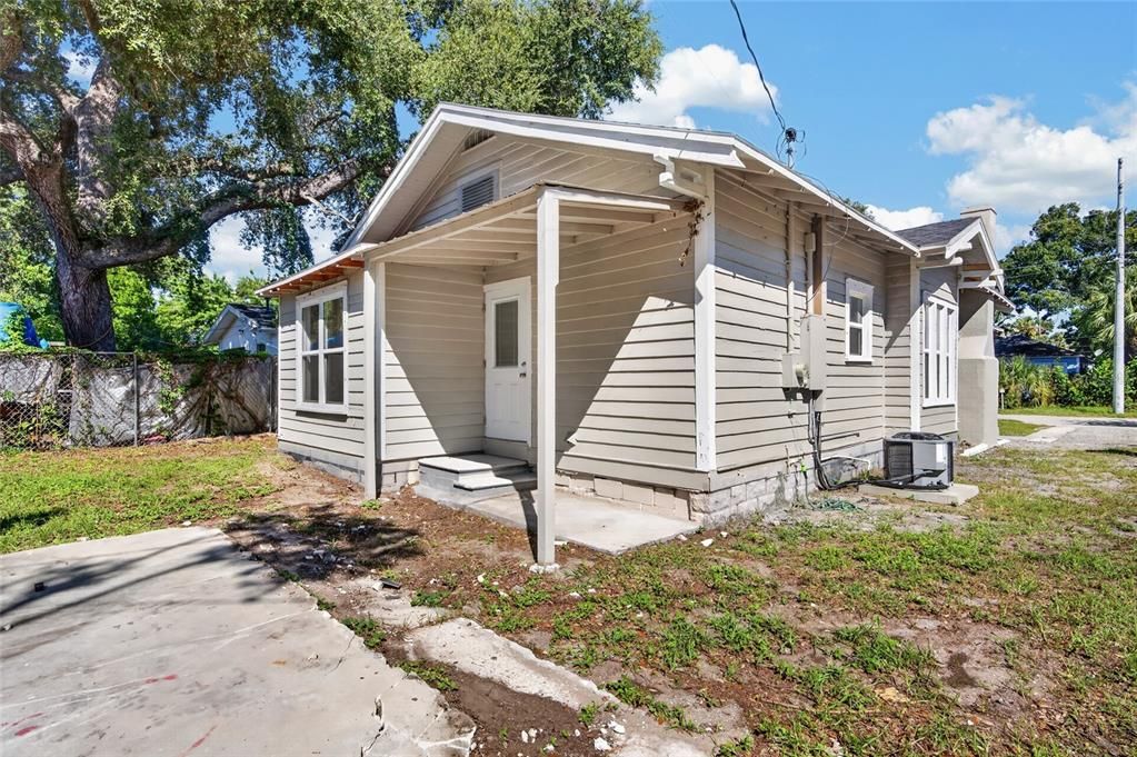 For Sale: $325,000 (3 beds, 1 baths, 880 Square Feet)
