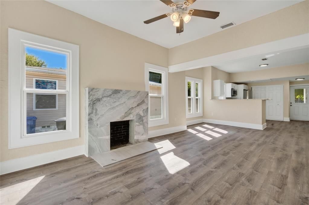 For Sale: $325,000 (3 beds, 1 baths, 880 Square Feet)