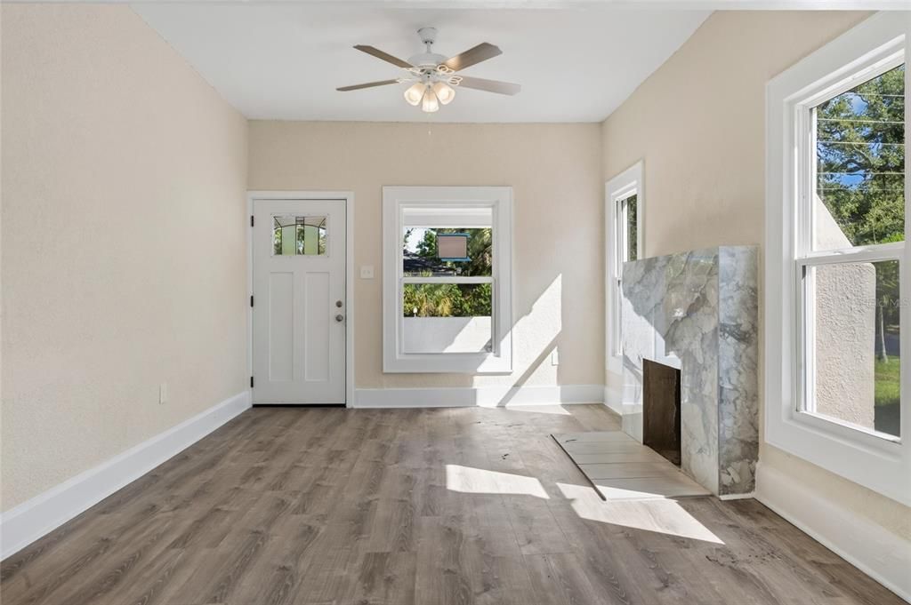 For Sale: $325,000 (3 beds, 1 baths, 880 Square Feet)