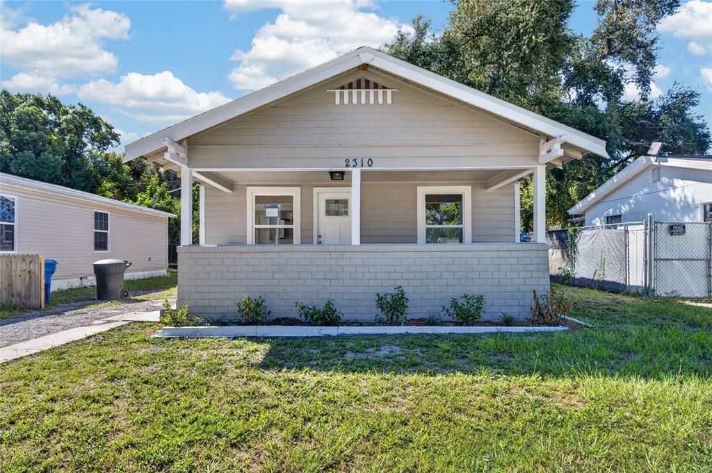 For Sale: $325,000 (3 beds, 1 baths, 880 Square Feet)