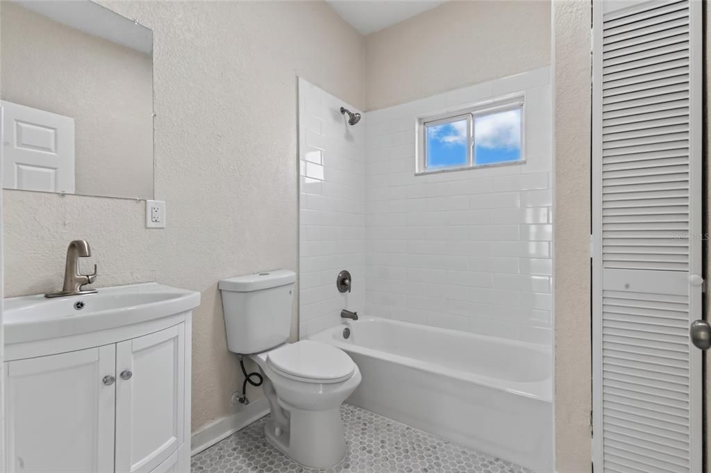 For Sale: $325,000 (3 beds, 1 baths, 880 Square Feet)