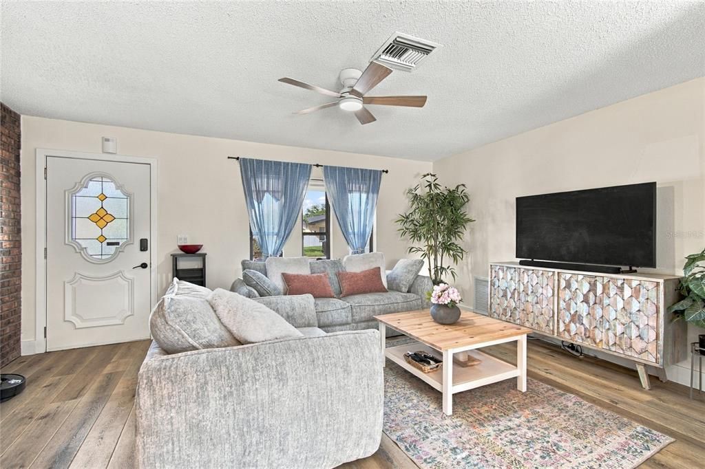 For Sale: $404,000 (3 beds, 2 baths, 1499 Square Feet)