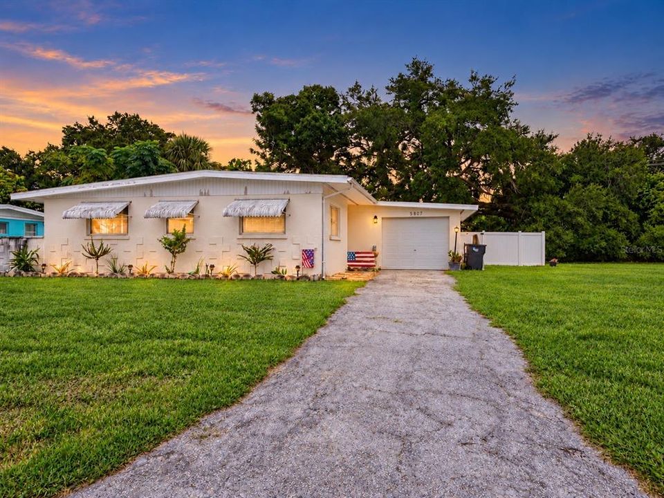 For Sale: $298,000 (2 beds, 2 baths, 1181 Square Feet)