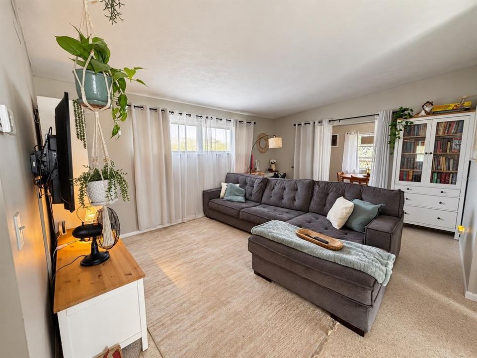 For Sale: $298,000 (2 beds, 2 baths, 1181 Square Feet)