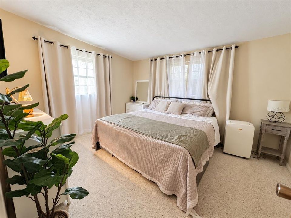 For Sale: $298,000 (2 beds, 2 baths, 1181 Square Feet)