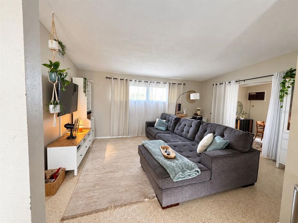 For Sale: $298,000 (2 beds, 2 baths, 1181 Square Feet)