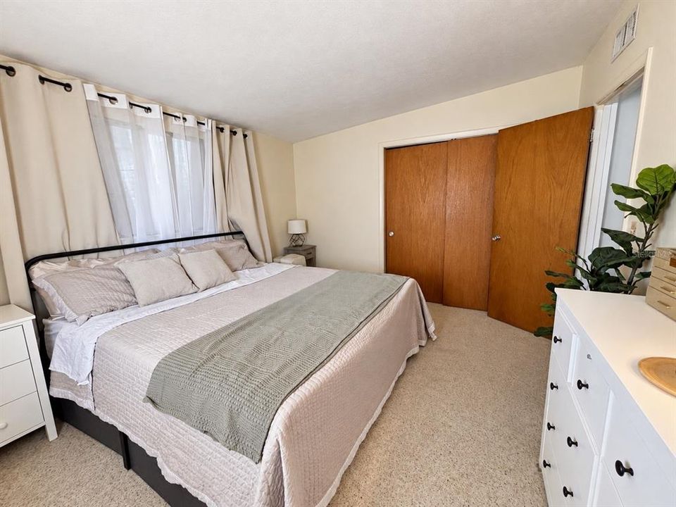 For Sale: $298,000 (2 beds, 2 baths, 1181 Square Feet)