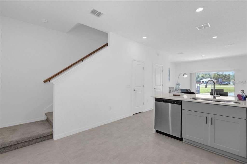 For Rent: $2,000 (3 beds, 2 baths, 1275 Square Feet)