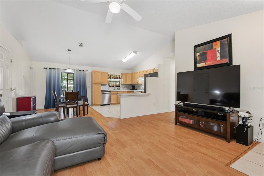 For Sale: $265,000 (3 beds, 2 baths, 1256 Square Feet)