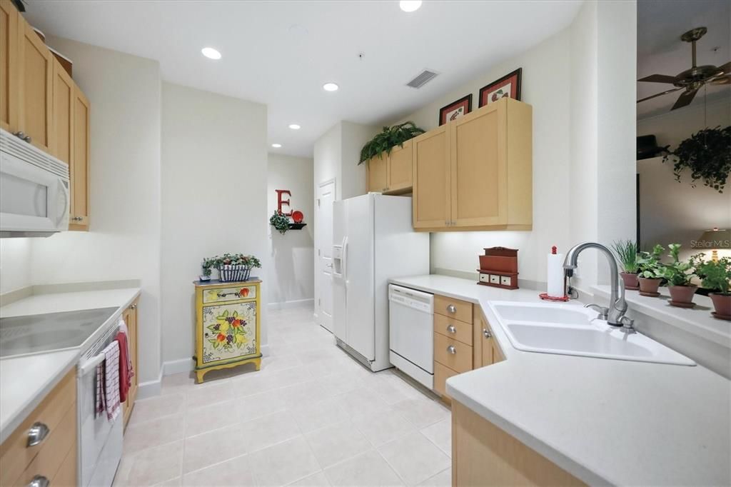 En Venta: $399,000 (3 camas, 2 baños, 1969 Pies cuadrados)