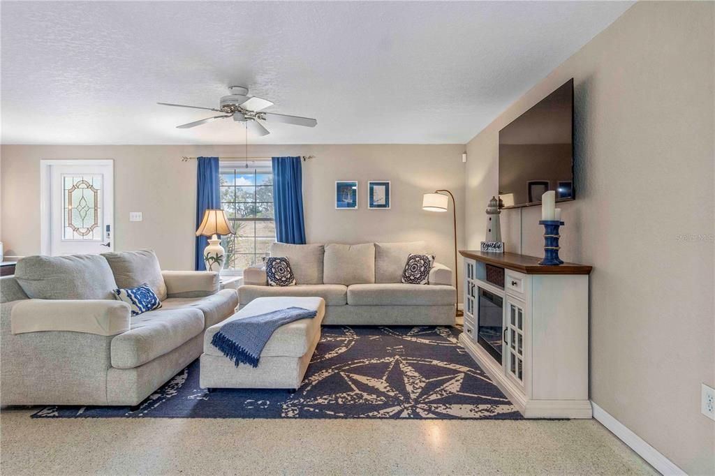 For Sale: $355,000 (2 beds, 2 baths, 1118 Square Feet)