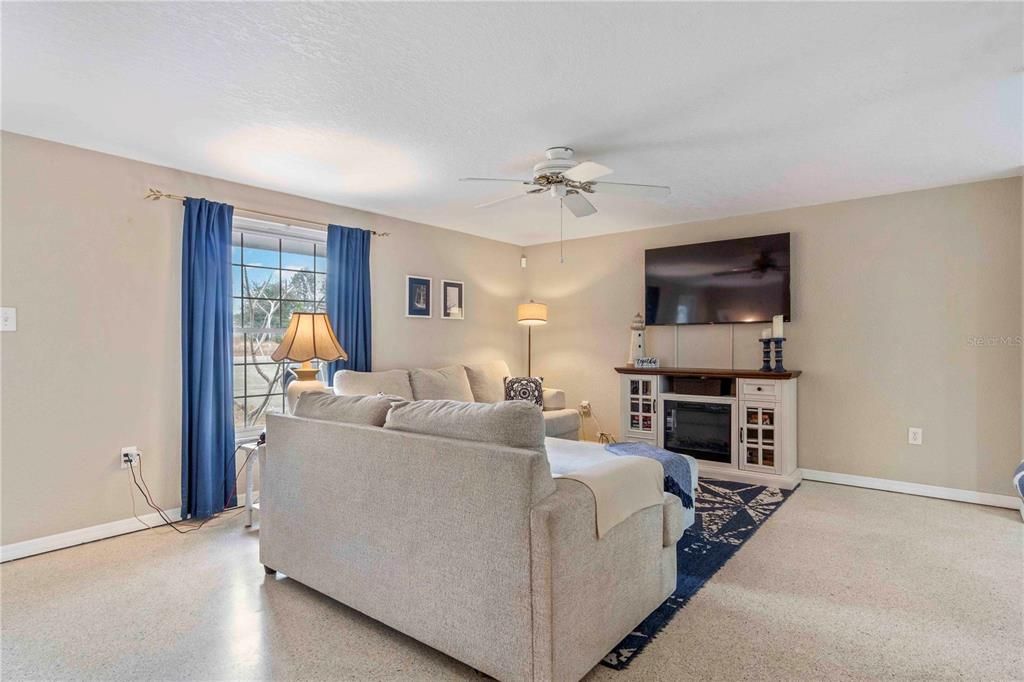 For Sale: $355,000 (2 beds, 2 baths, 1118 Square Feet)