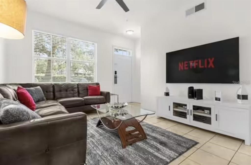 For Rent: $2,200 (3 beds, 2 baths, 1296 Square Feet)