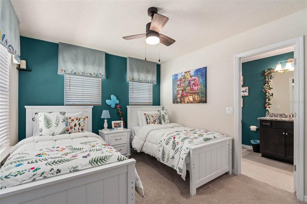 For Sale: $575,000 (5 beds, 5 baths, 2622 Square Feet)