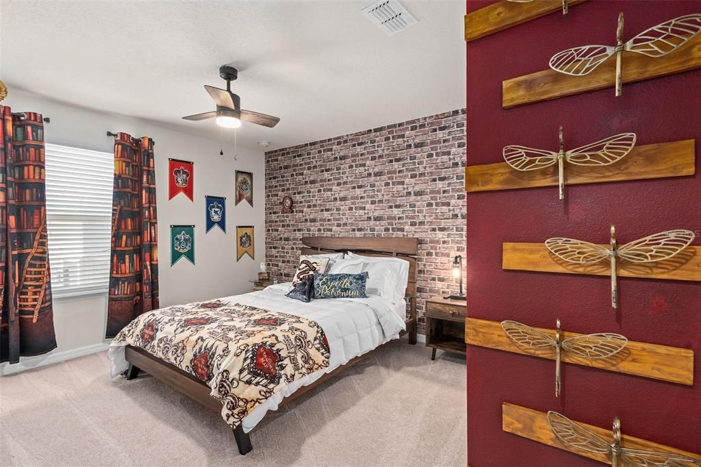 For Sale: $575,000 (5 beds, 5 baths, 2622 Square Feet)
