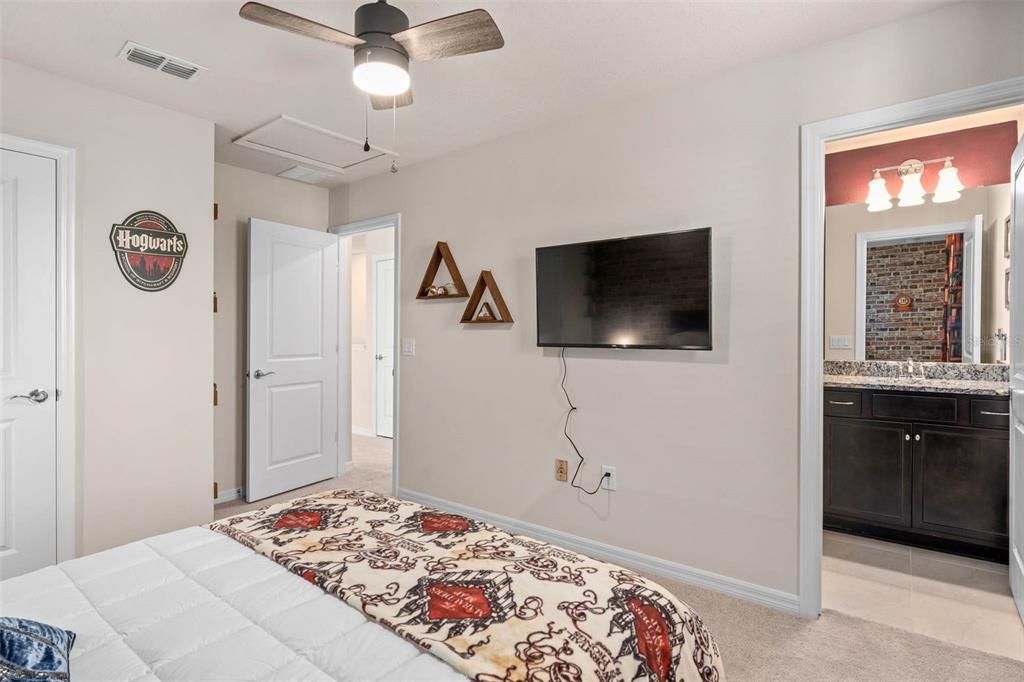 For Sale: $575,000 (5 beds, 5 baths, 2622 Square Feet)